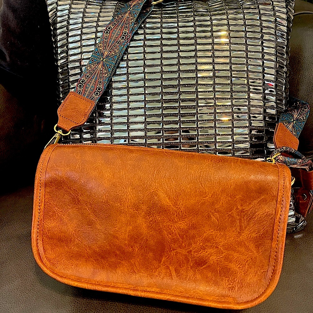 NEW-Classic Leather Crossbody – Timeless Beauty For a Casual dress up. 🥰🫶🏼🧁